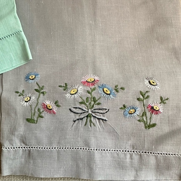 Vintage Hand Embroidered Tea Kitchen Towels Set Of 2 Florals Pastel Linen Blue - Picture 7 of 7
